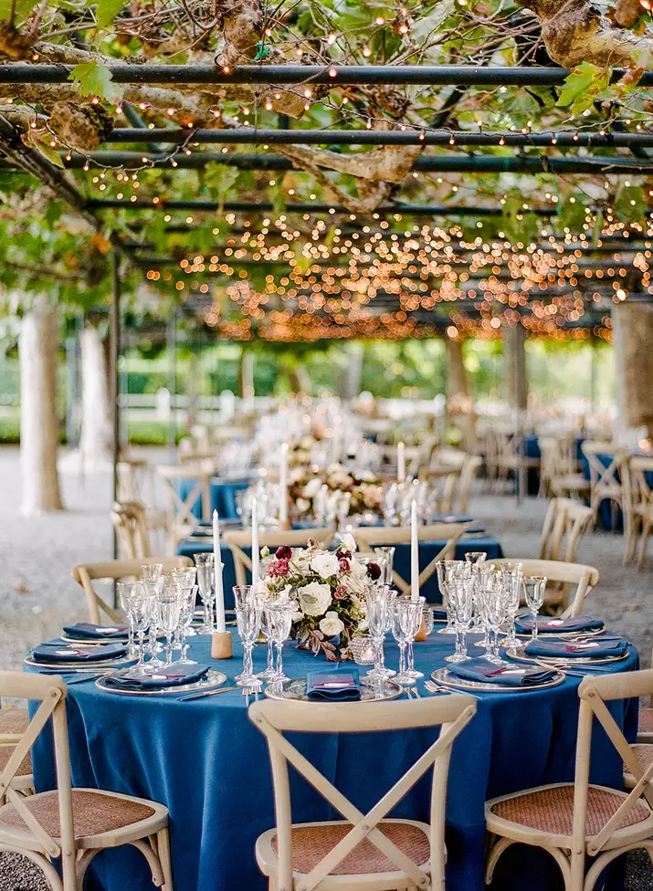 round table wedding decor rebecca yale 44f05b976ec347c2b8ce4042de5c970f